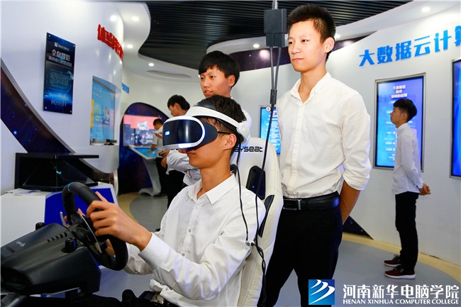 河南新華學(xué)子體驗(yàn)互聯(lián)網(wǎng)高科技.jpg